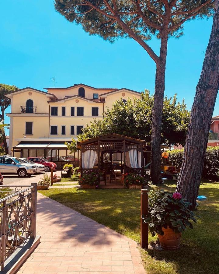 Hotel Virginia Marina di Massa Dış mekan fotoğraf