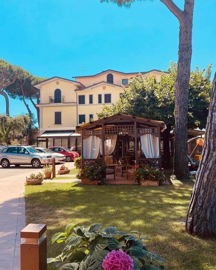 Hotel Virginia Marina di Massa Dış mekan fotoğraf