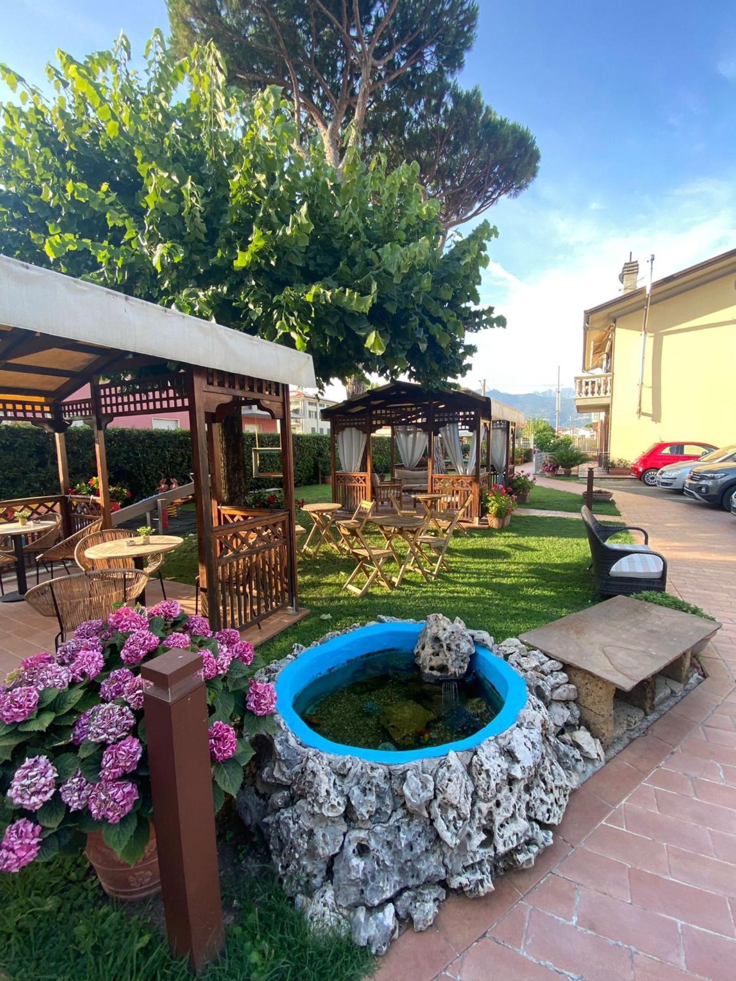 Hotel Virginia Marina di Massa Dış mekan fotoğraf