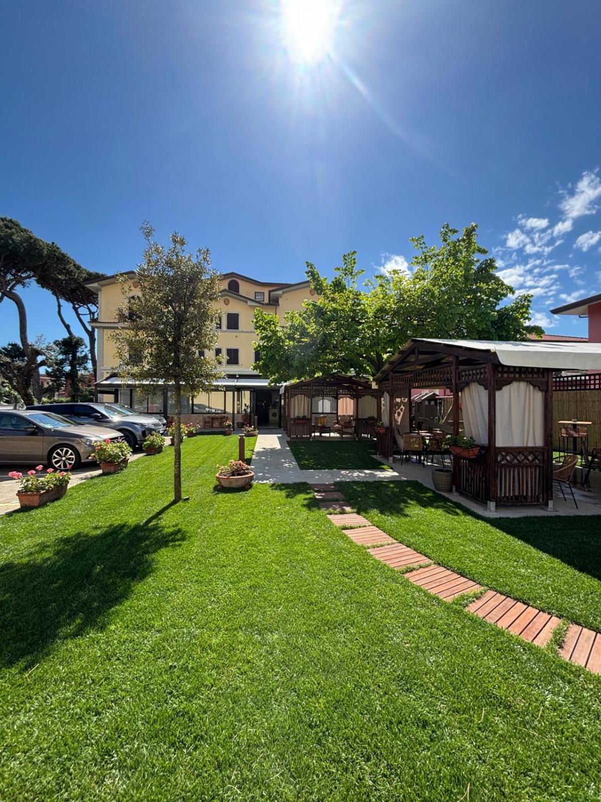 Hotel Virginia Marina di Massa Dış mekan fotoğraf