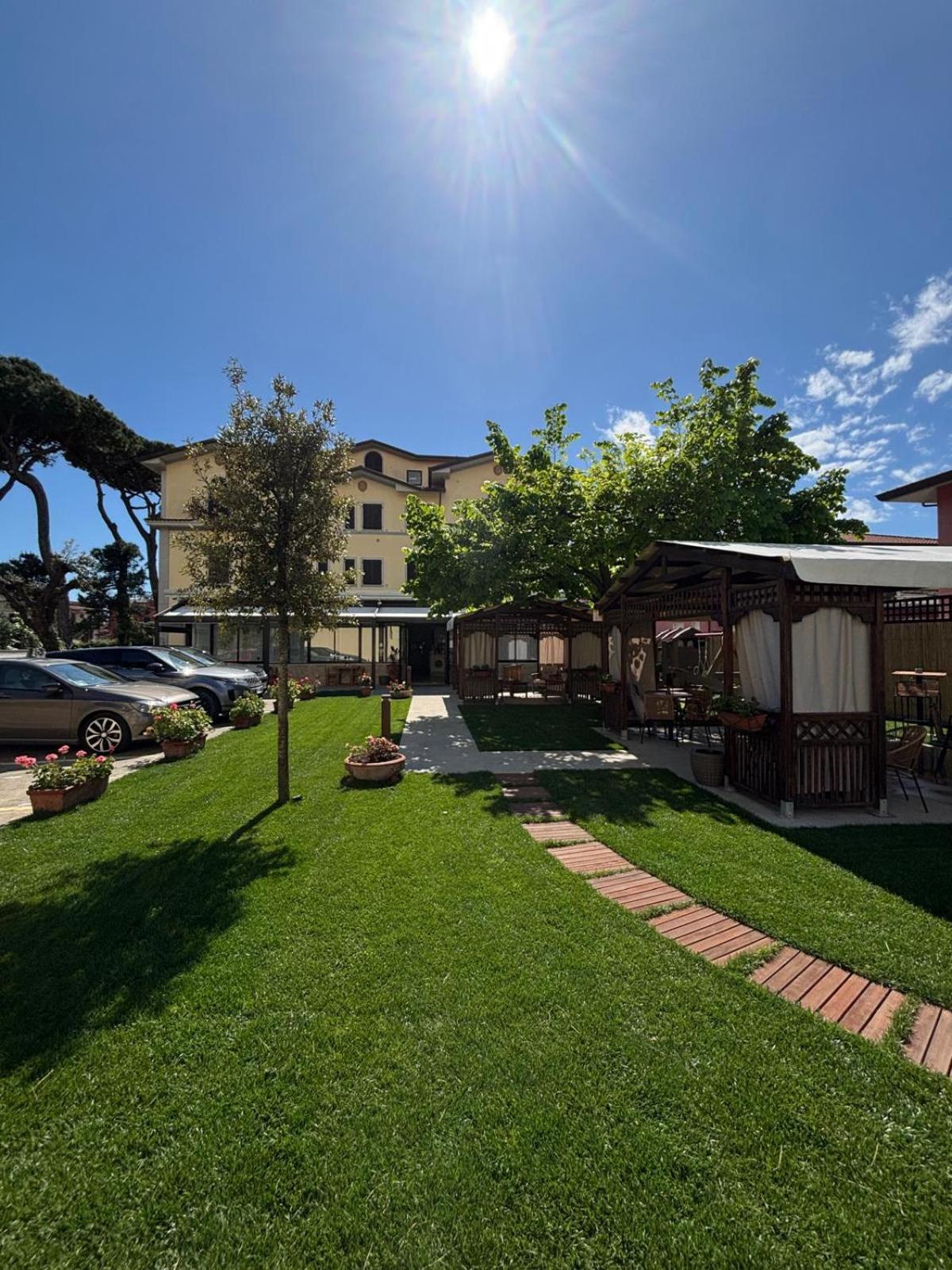 Hotel Virginia Marina di Massa Dış mekan fotoğraf