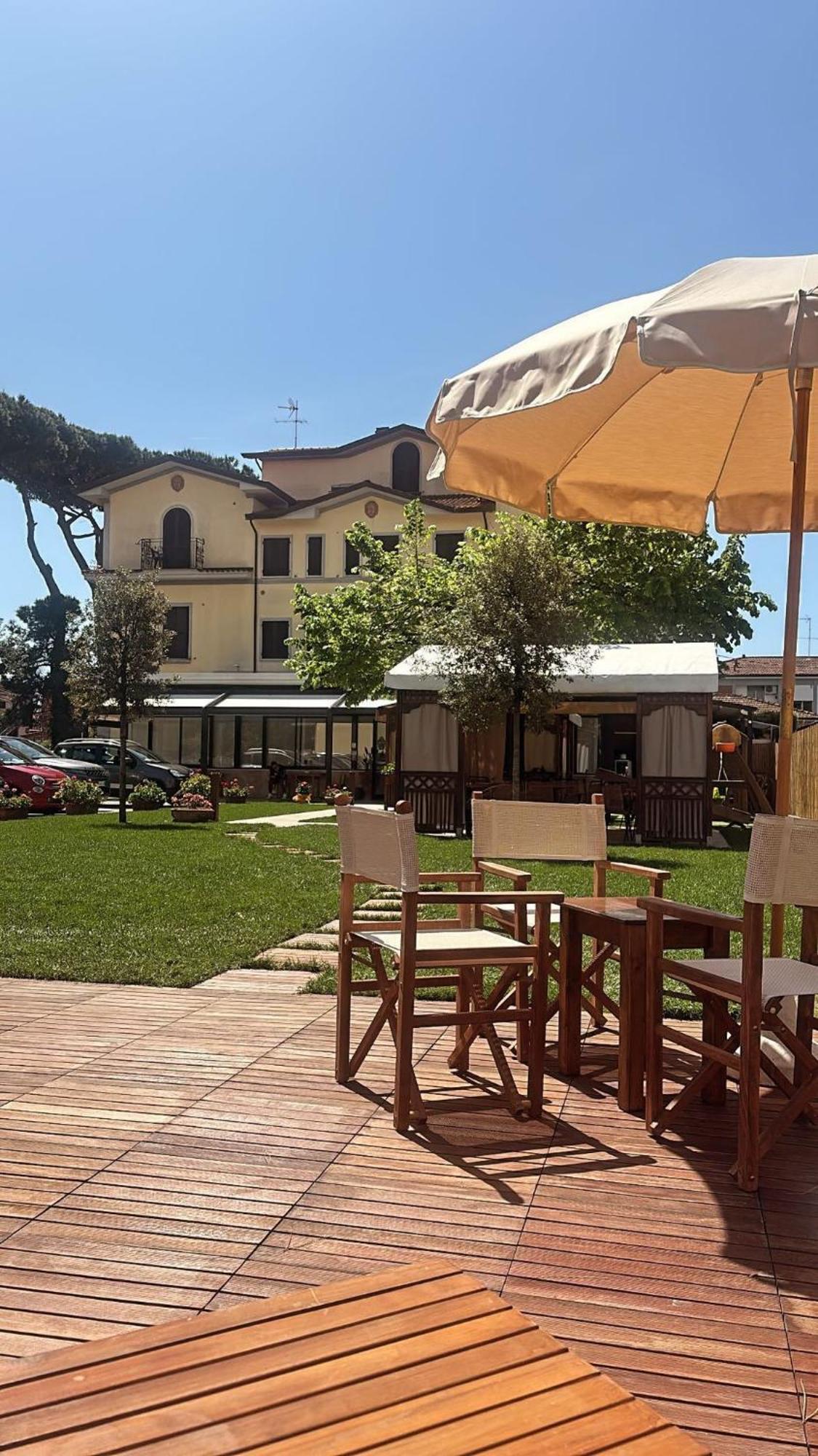 Hotel Virginia Marina di Massa Dış mekan fotoğraf