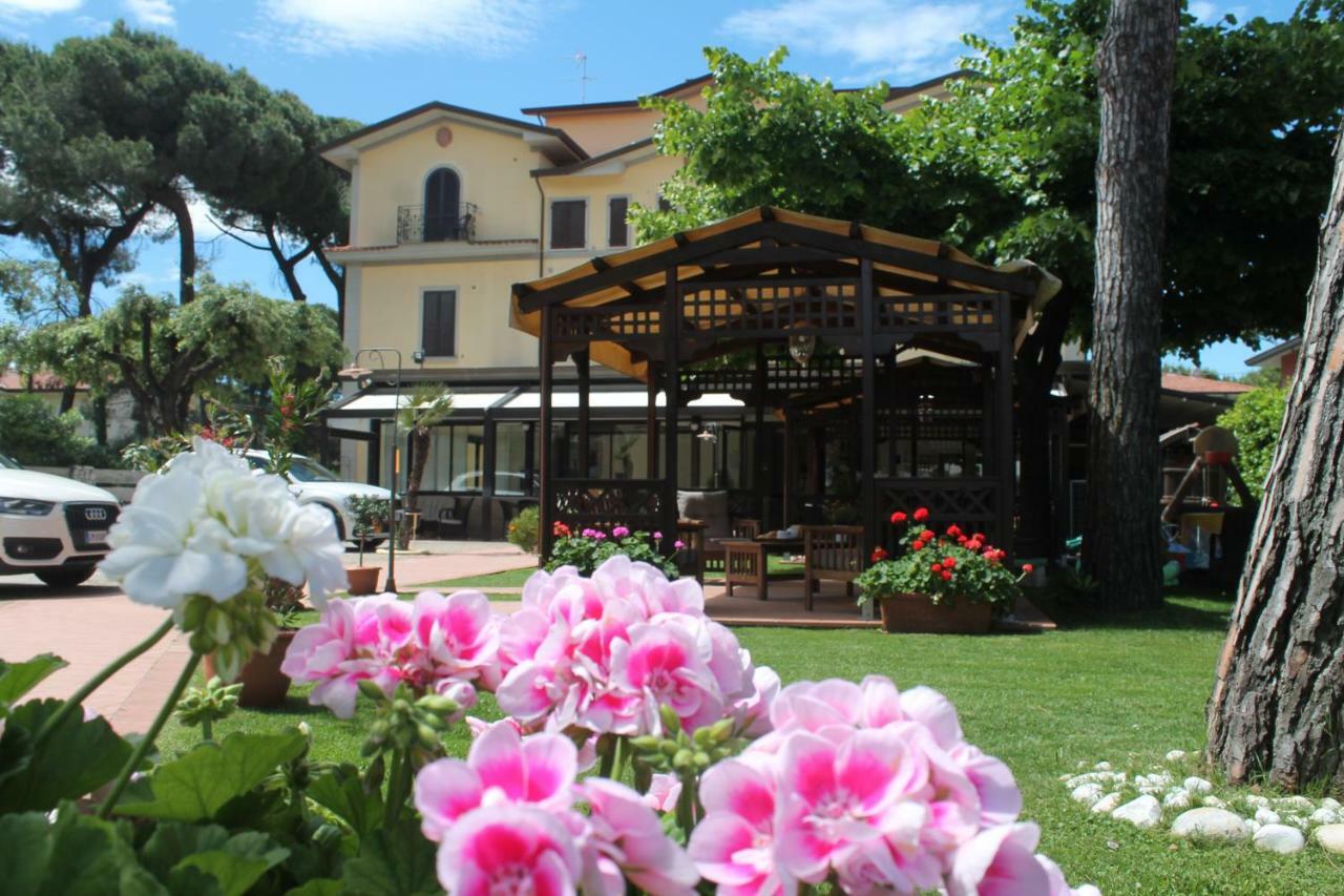 Hotel Virginia Marina di Massa Dış mekan fotoğraf