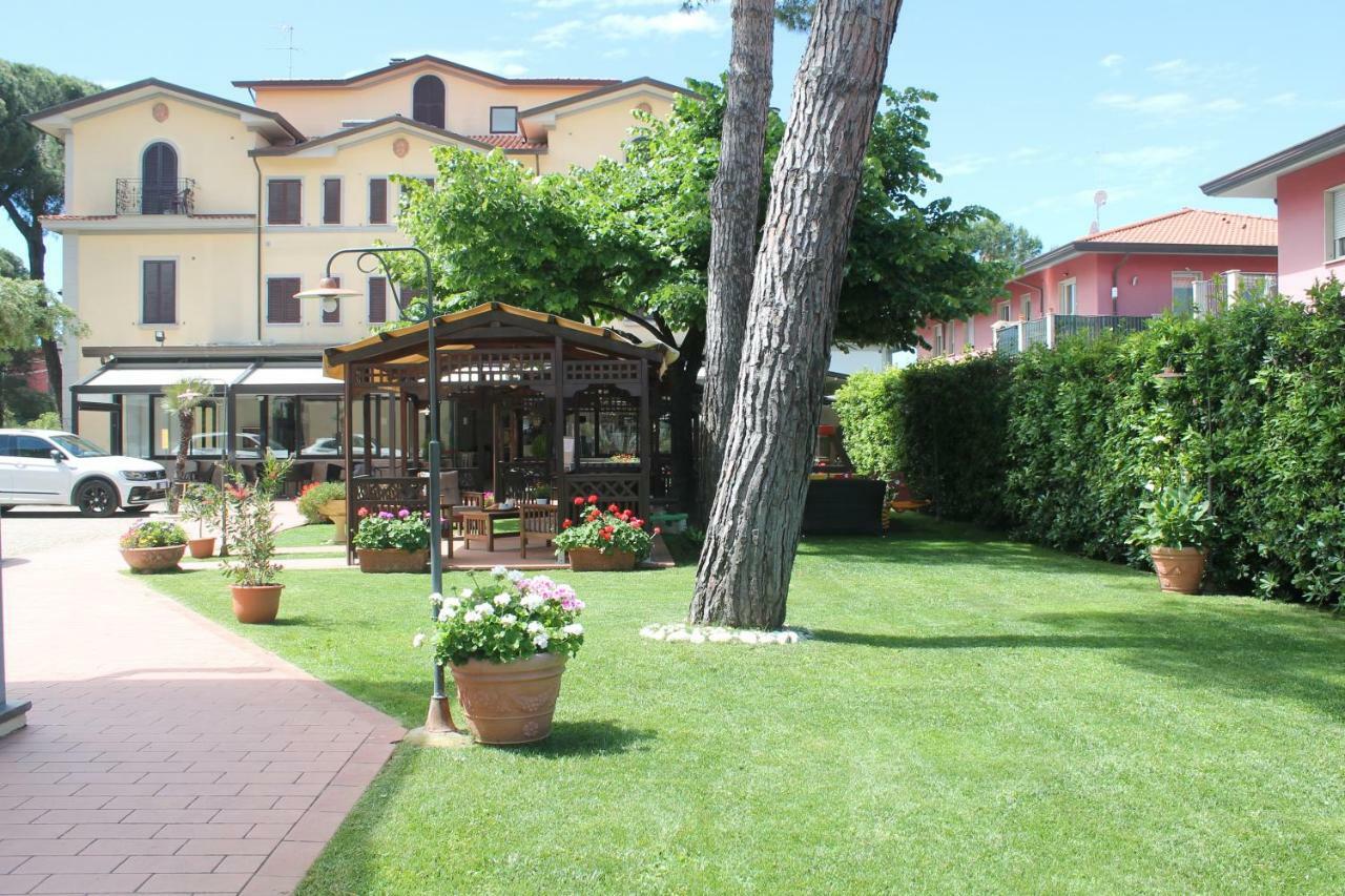 Hotel Virginia Marina di Massa Dış mekan fotoğraf